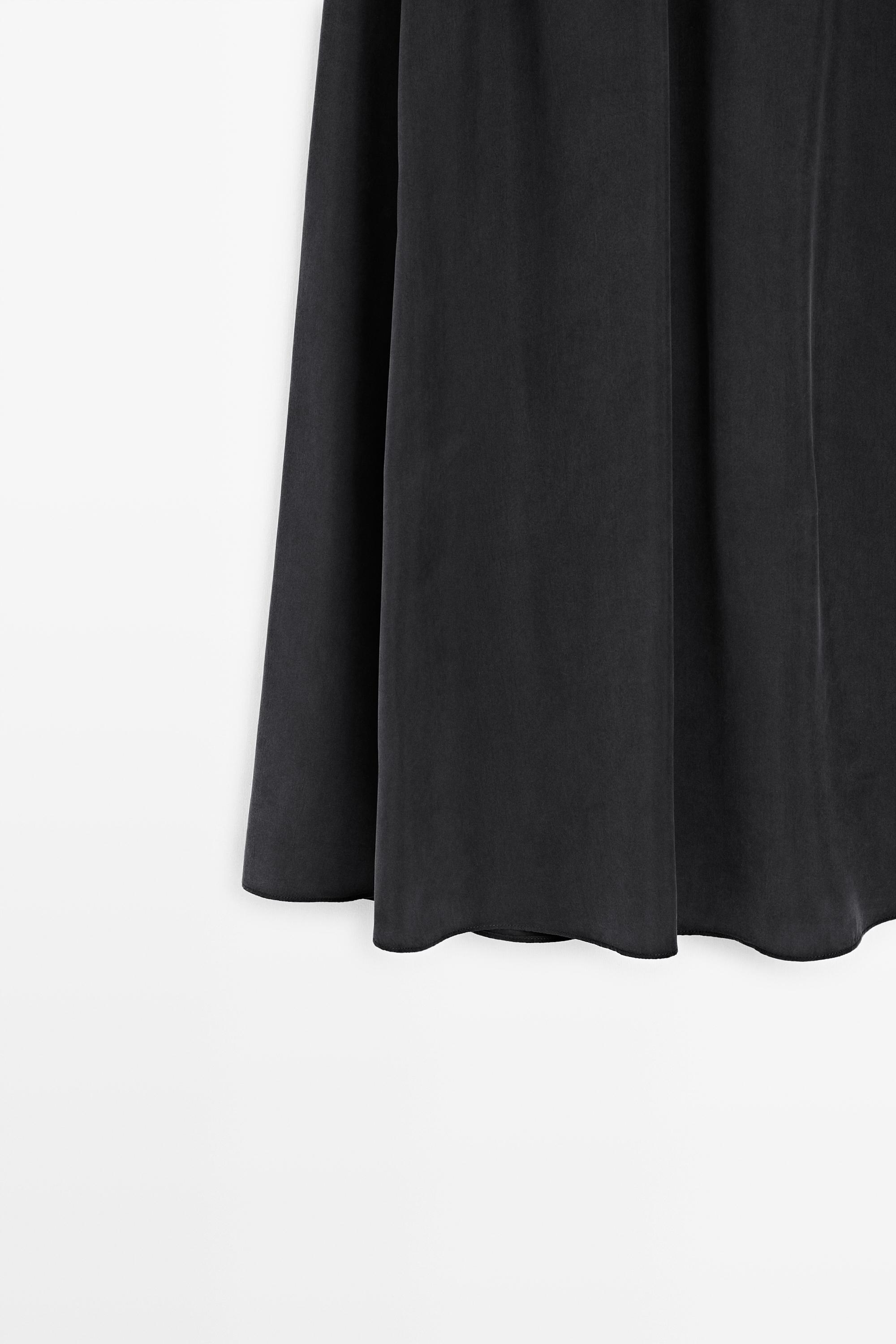 Voluminous midi skirt